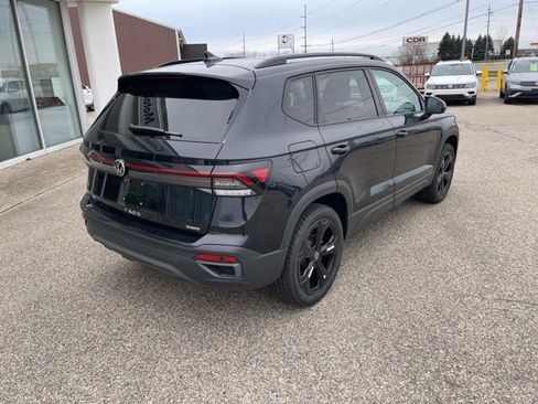 Used 2025 Volkswagen Taos SE image 5