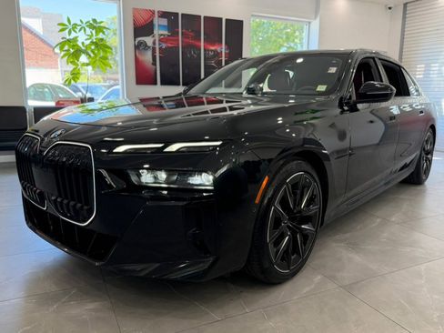 Used 2024 BMW 740i w/ Premium Package 2 RWD image 4