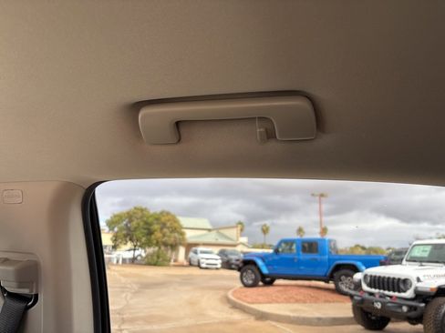 Used 2017 Chevrolet Colorado LT w/ LT Convenience Package image 40