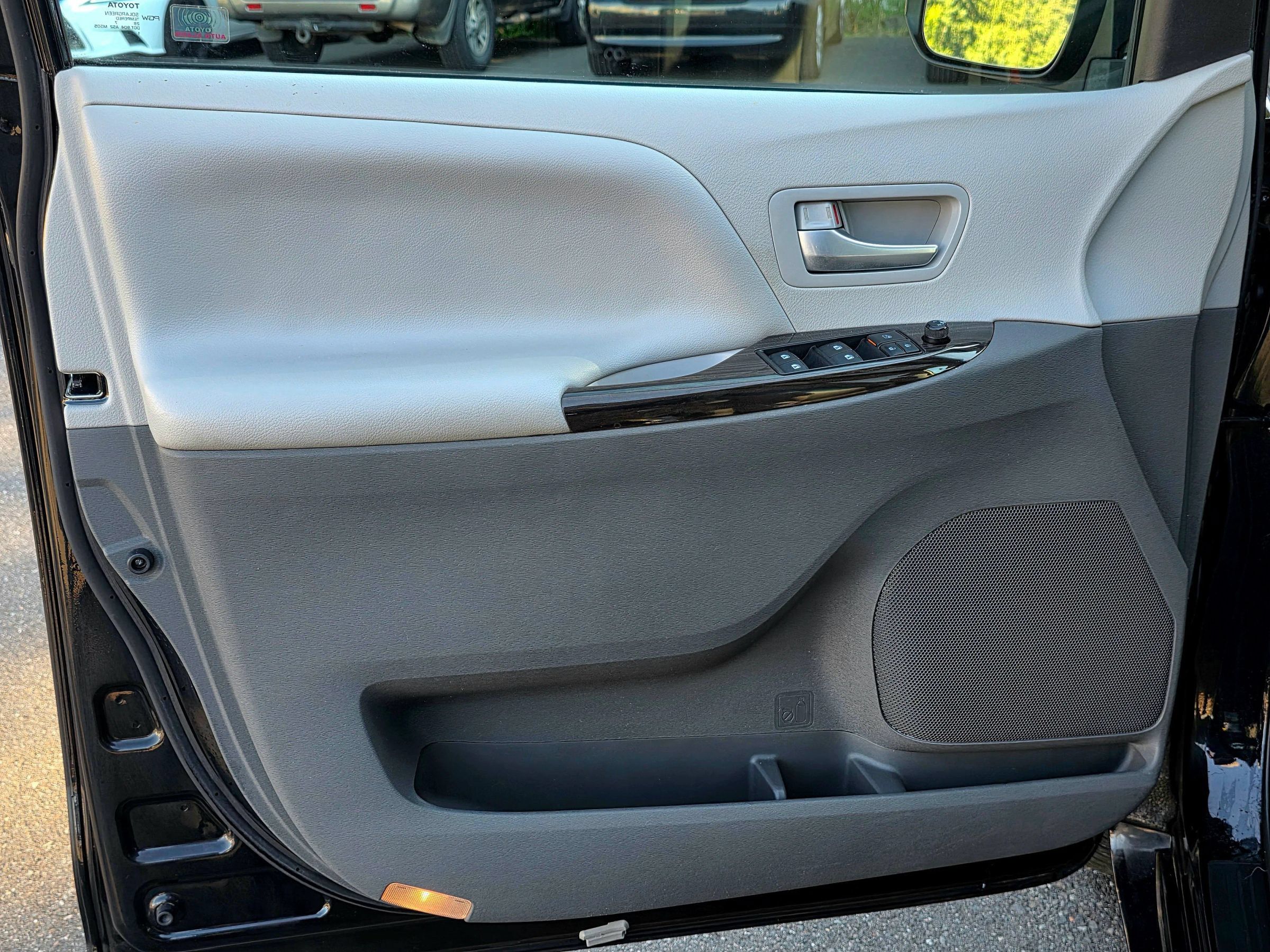 Used 2017 Toyota Sienna XLE w/ XLE Navigation Package FWD image 40