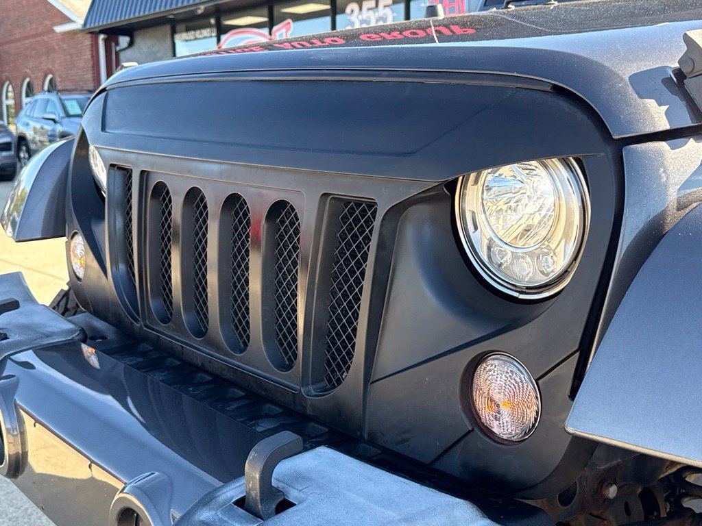 Used 2017 Jeep Wrangler Unlimited Sahara w/ Connectivity Group AWD/4WD image 23