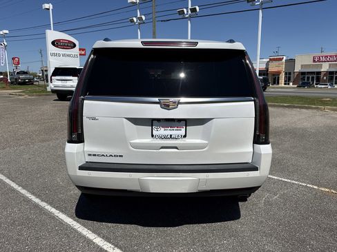 Used 2017 Cadillac Escalade Platinum image 4
