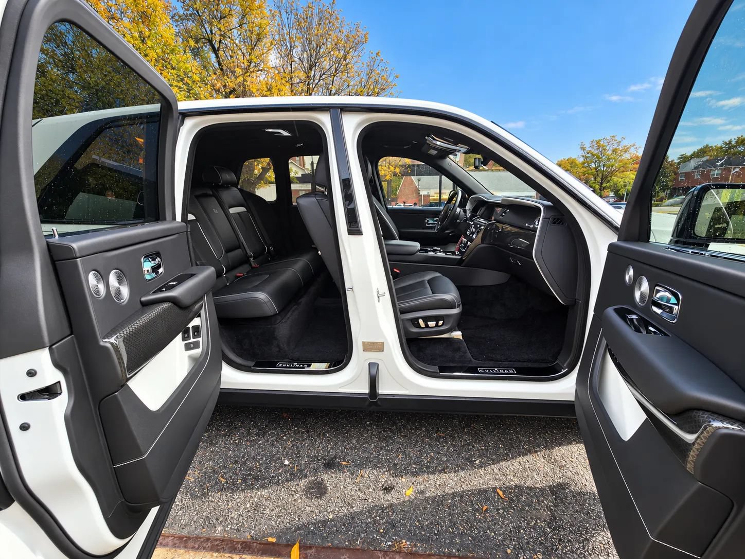 Used 2020 Rolls-Royce Cullinan Black Badge AWD/4WD image 21