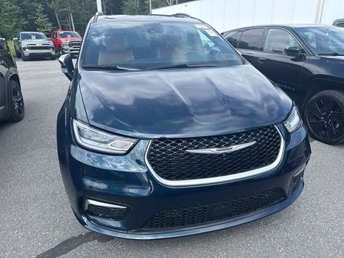 Used 2024 Chrysler Pacifica Pinnacle FWD image 4