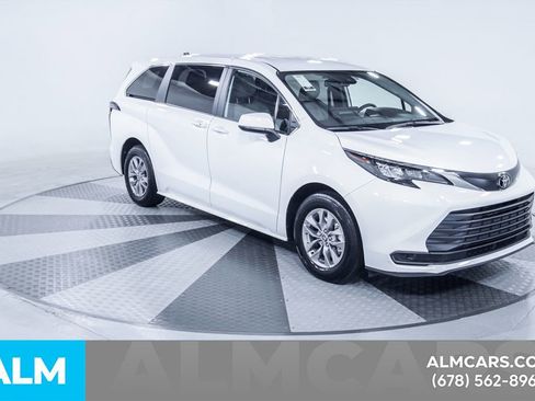 Used 2026 Toyota Sienna LE FWD image 14
