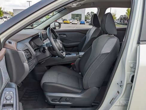 Used 2023 Nissan Rogue SV image 19