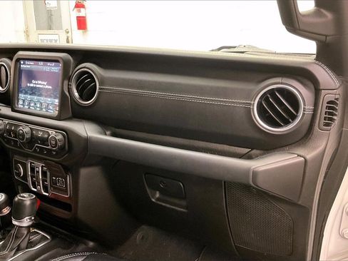 Used 2018 Jeep Wrangler Unlimited Sahara image 14