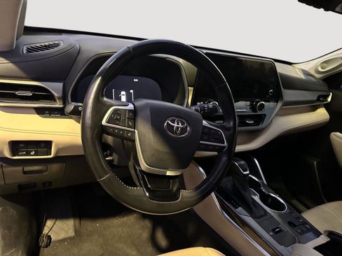 Used 2023 Toyota Highlander Limited image 8