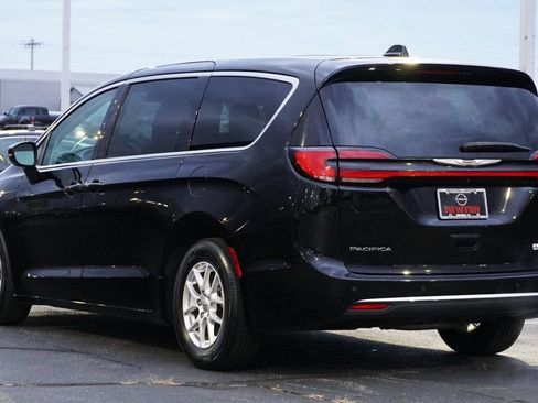 Used 2024 Chrysler Pacifica Touring-L image 7