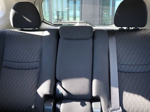 Used 2018 Nissan Rogue SV image 15