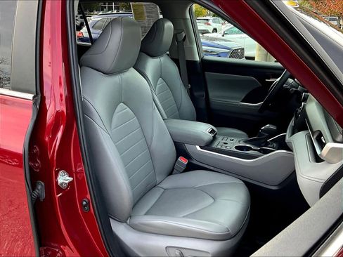 Used 2023 Toyota Highlander XLE image 11