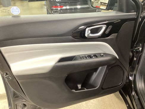 Used 2025 Jeep Compass Limited w/ Elite Group AWD/4WD image 13