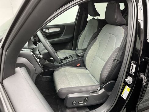 Used 2023 Volvo XC40 B5 Core AWD/4WD image 8
