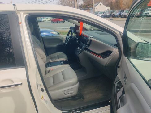 Used 2015 Toyota Sienna XLE image 17