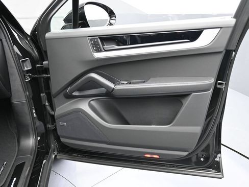 Certified 2025 Porsche Cayenne E-Hybrid Coupe AWD/4WD image 29