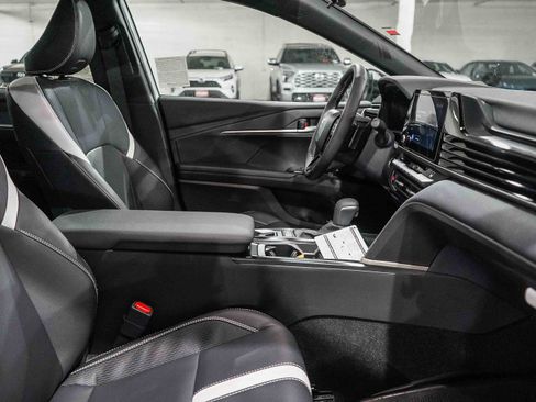 New 2026 Toyota Camry Hybrid FWD image 19