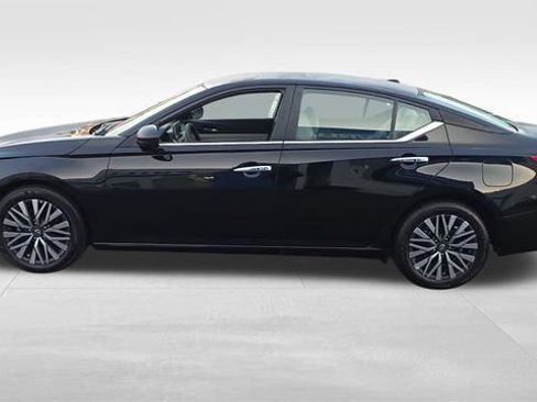 Used 2025 Nissan Altima 2.5 SV FWD image 9