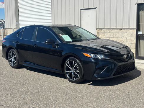 Used 2020 Toyota Camry SE FWD image 1