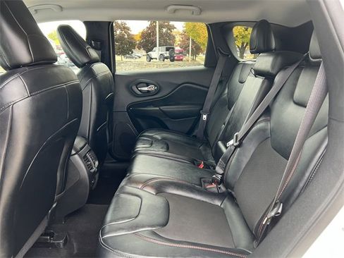 Used 2022 Jeep Cherokee Trailhawk image 5