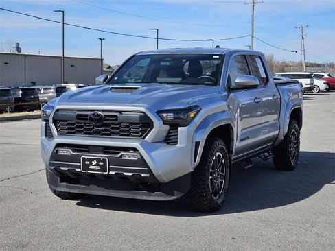 Used 2024 Toyota Tacoma TRD Sport image 2