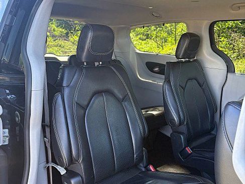 Used 2022 Chrysler Pacifica Touring-L FWD image 14