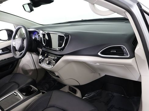 Used 2024 Chrysler Pacifica Touring-L image 27