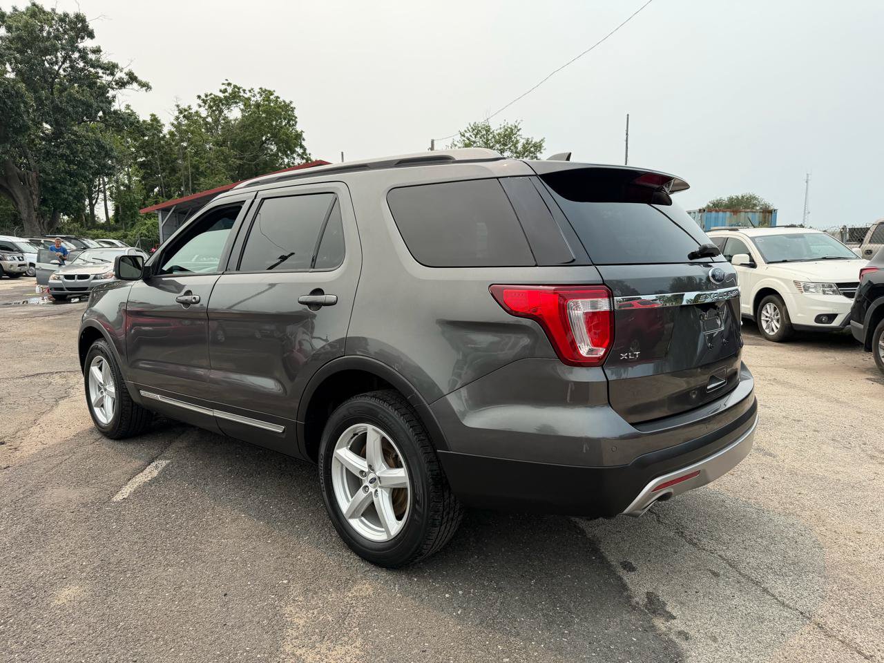 Used 2017 Ford Explorer XLT w/ Equipment Group 202A AWD/4WD image 8
