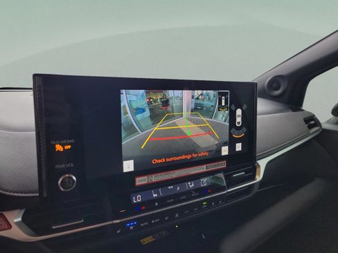 Used 2025 Toyota Sienna Limited image 18