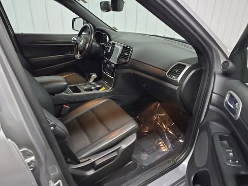 Used 2020 Jeep Grand Cherokee Altitude AWD/4WD image 16