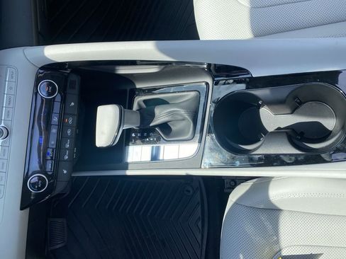 New 2025 Hyundai Elantra Limited FWD image 18