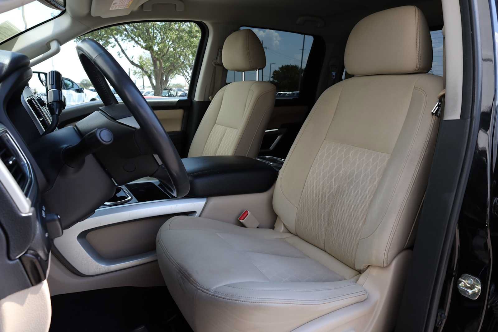 Used 2017 Nissan Titan SV RWD image 33
