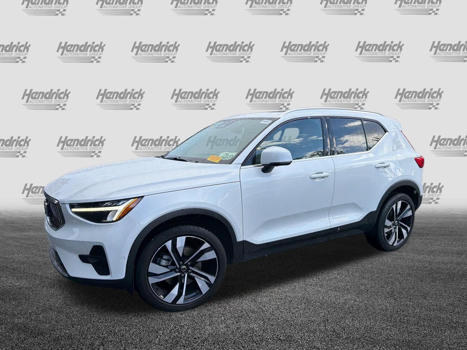 Certified 2024 Volvo XC40 B5 Plus AWD/4WD image 8