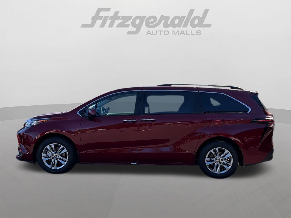 Used 2026 Toyota Sienna XLE FWD image 5