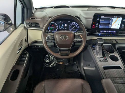 Certified 2022 Toyota Sienna Platinum FWD image 41