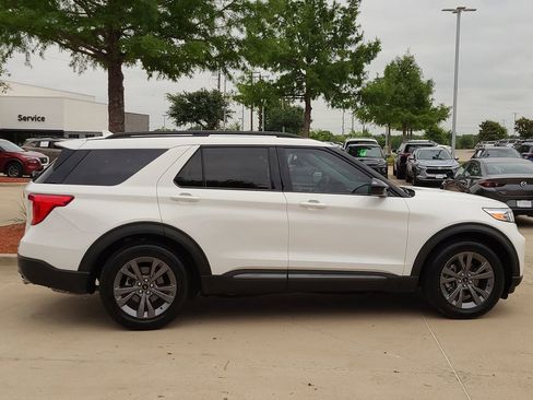 Used 2023 Ford Explorer XLT w/ Equipment Group 202A RWD image 4