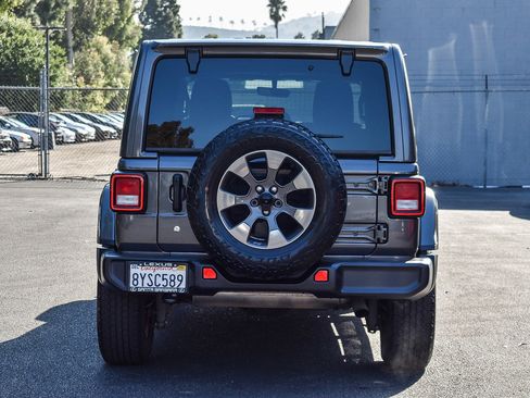 Used 2018 Jeep Wrangler Unlimited Sahara image 5