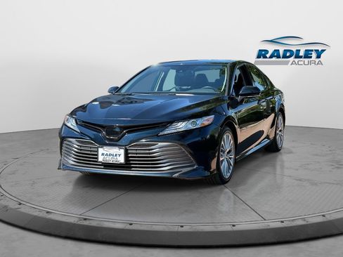 Used 2020 Toyota Camry XLE FWD image 3