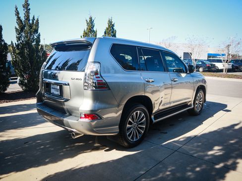 Used 2020 Lexus GX 460 Luxury w/ Accessory Package AWD/4WD image 10