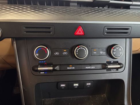 Used 2024 Kia Carnival LX FWD image 19