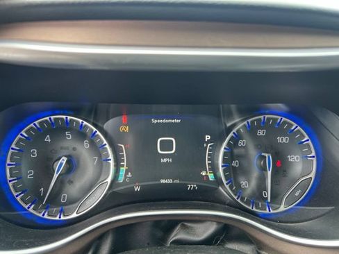 Used 2018 Chrysler Pacifica Touring-L Plus FWD image 19
