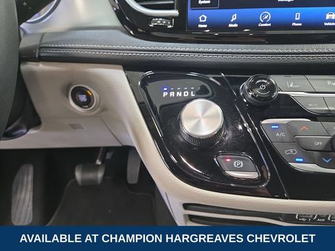 Used 2023 Chrysler Pacifica Touring-L FWD image 21