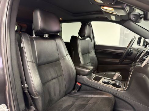 Used 2017 Jeep Grand Cherokee Altitude AWD/4WD image 12