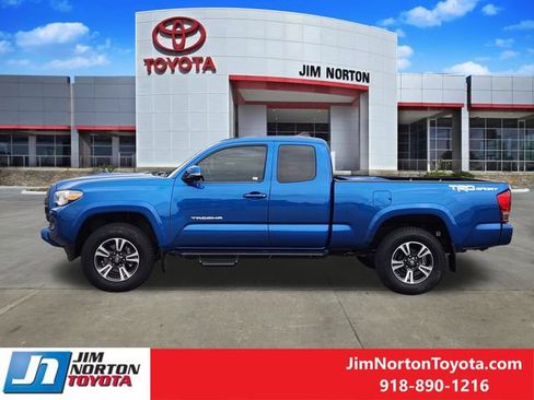 Used 2017 Toyota Tacoma TRD Sport w/ Tow Package RWD image 5