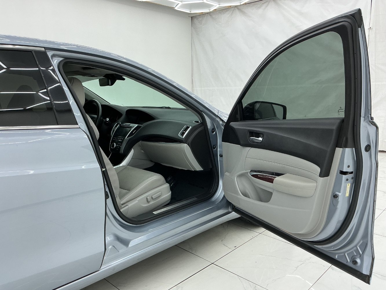 Used 2016 Acura TLX w/ Technology Package FWD image 17