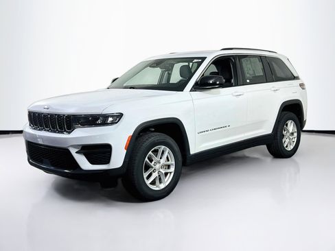 Used 2023 Jeep Grand Cherokee Laredo w/ Luxury Tech Group I AWD/4WD image 1