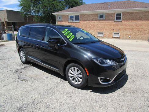 Used 2017 Chrysler Pacifica Touring-L FWD image 1