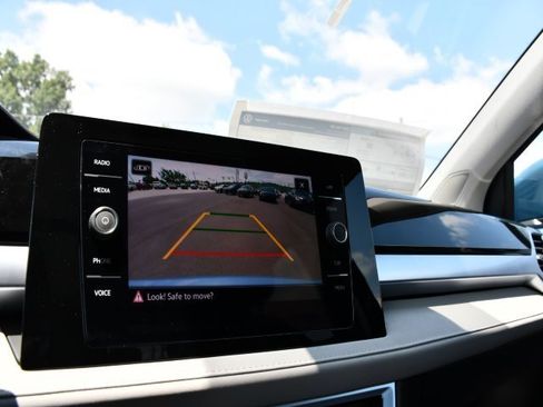 New 2025 Volkswagen Taos SE image 13