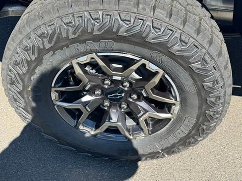 New 2026 Chevrolet Colorado ZR2 w/ Technology Package AWD/4WD image 9