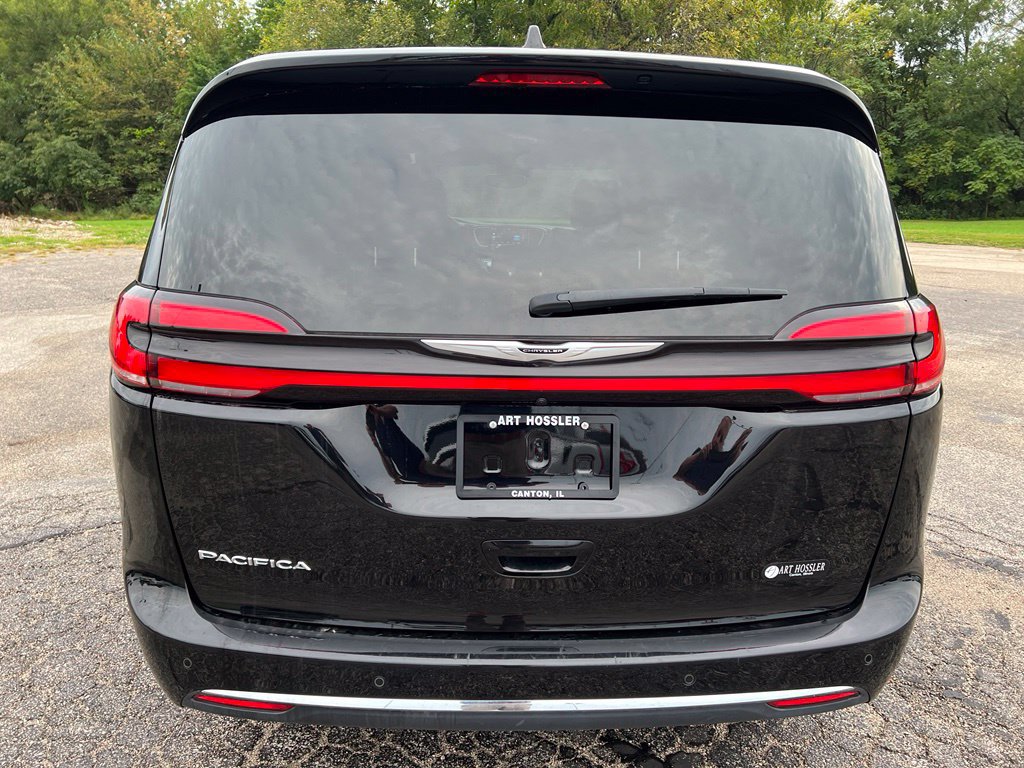 Used 2025 Chrysler Pacifica Select FWD image 4