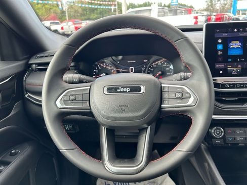Used 2025 Jeep Compass Trailhawk AWD/4WD image 14